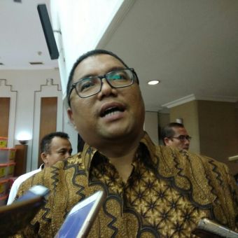 Anggota Badan Pengawas Pemilu (Bawaslu) RI Fritz Edward Siregar memantau penyerahan kembali dokumen pendaftaran sejumlah partai politik di Komisi Pemilihan Umum (KPU) RI, Jakarta, Senin (20/11/2017).