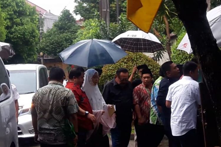 Ayu Dewi (mengenakan jilbab putih) tiba di rumah duka di Perumahan Pejaten Mas, Pasar Minggu, Jakarta Selatan, Kamis (29/11/2018).