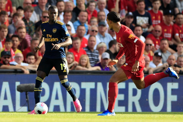 Arsenal Nicholas Pepe berhasil melewati mantan bek termahal dunia Virgil Van Dijk saat Arnesal melawan Liverpool di Anfield Stadium pada hari Sabtu (24/08/2019)