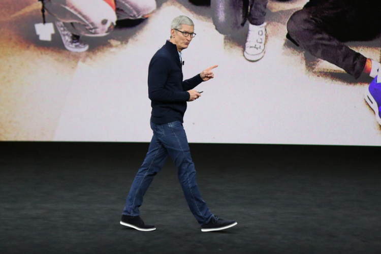 CEO Apple, Tim Cook, di atas panggung peluncuran di Steve Jobs Theatre, Cupertino, California, AS. 