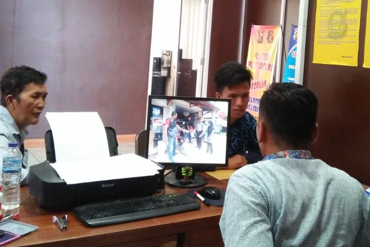 Muhammad Rezeky (18) ojek online yang menjadi korban penipuan oleh polisi gadungan saat membuat laporan di Polresta Palembang, Rabu (13/3/2019). Akibat kejadian tersebut, dompet hingga handphone raib dibawa kabur pelaku.