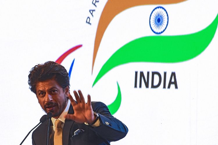 Aktor India Shah Rukh Khan memberi sambutan pada acara pelepasan kontingen atlet paralympic India ke Asian Para Games Jakarta pada 26 September 2018 di New Delhi.