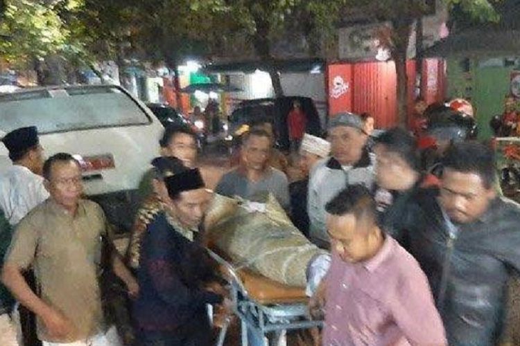 Jenazah Masruchah (55) saat tiba di rumah duka di Jalan Usman Sadar Gang IV nomor 9 RT 01/RW 02, Desa Karang Turi, Kecamatan Gresik, Jawa Timur, pada Jumat (5/7/2019) pukul 03.00 WIB. Masruchah tewas dalam kecelakaan beruntun yang melibatkan bus rombongan guru TK dan PAUD di jalan raya Baluran.