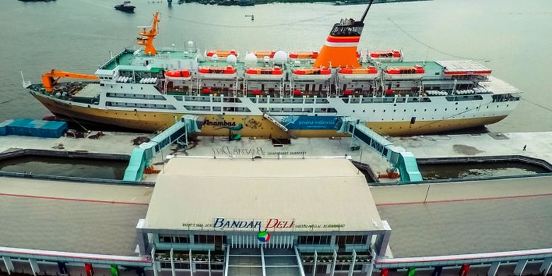 Teminal Penumpang Bandar Deli, Belawan dilengkapi dua unit garbarata untuk memudahkan penumpang naik dan turun dari kapal menuju dermaga.