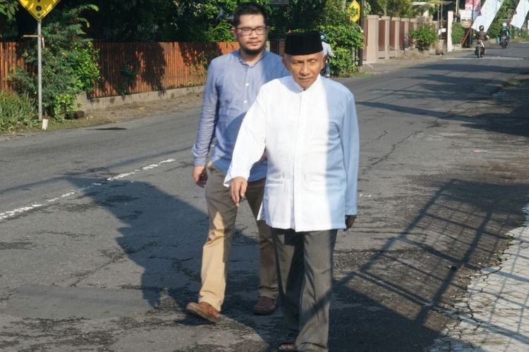 Ketua Dewan Kehormatan PAN Amien Rais berjalan kaki menuji TPS 123 untuk menggunakan hak pilihnya