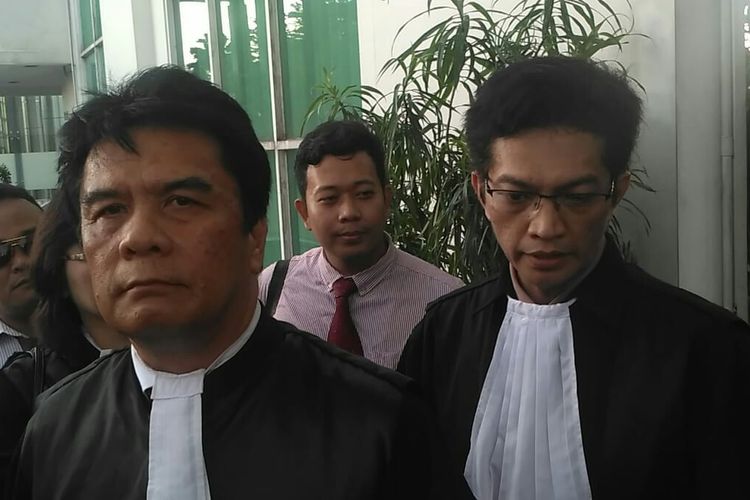 (dari kiri) Tim Kuasa hukum Steve Emmanuel, Wilsye Damanik (belakang), Jaswin Damanik, dan Agung Sihombing usai sidang lanjutan dugaan kasus narkoba di Pengadilan Negeri Jakarta Barat, Slipi, Kamis (28/3/2019).