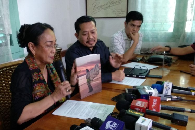 Sukmawati Soekarnoputri dalam pers konferensi terkait puisinya, Rabu (4/4/2018)