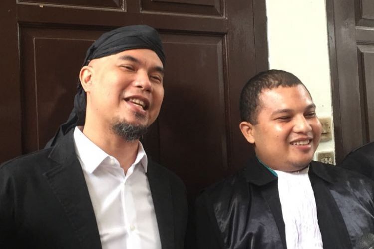Ahmad Dhani saat menghadiri sidang kasus ujaran kebencian yang menjeratnya di Pengadilan Negeri (PN) Jakarta Selatan, Senin (18/7/2018).
