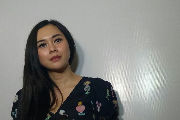Aura Kasih dalam wawancara setelah jumpa pers peluncuran single terbarunya di Tasty Tunes Coloring The City di FX Sudirman, Jakarta Selatan, Sabtu (18/11/2017).