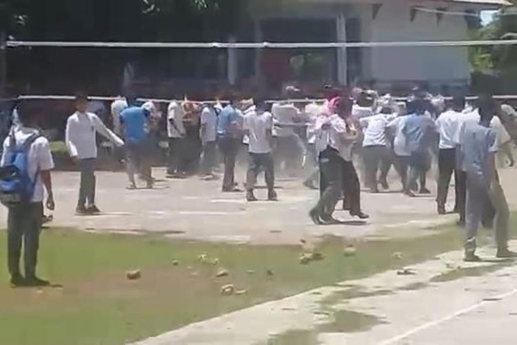 Sebuah tayangan video amatir terjadi tawuran antar pelajar dari SMA Negeri 1 Batuga, Kabupaten Buton Selatan, Sulawesi Tenggara, yang viral dalam media sosial, Sabtu (10/3/2018).