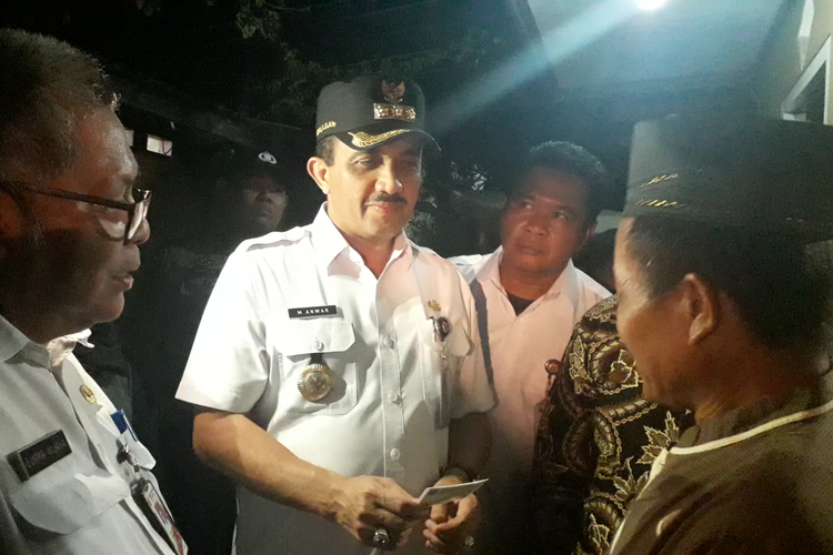 Wali Kota Jakarta Timur Muhammad Anwar menyerahkan Surat Keterangan Domisili Sementara bagi warga di Cakung, Rabu (26/6/2019).