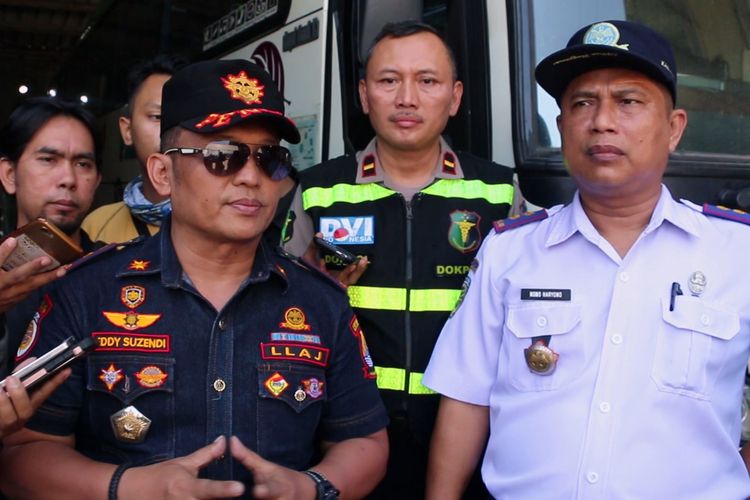 Eddy Suzendi, Kepala Seksi Pengujian Kendaraan Dinas Perhubungan Kabupaten Cirebon bersama tim gabungan menyampaikan rencana pengecekan rutin terhadap bus angkutan mudik dan balik 2019, di PO Bus Sahabat, Selasa (21/5/2019). Upaya ini dilakukan untuk meminimalisisasi potensi kecelakaan lalu lintas agar perjalanan mudik aman tanpa hambatan. 