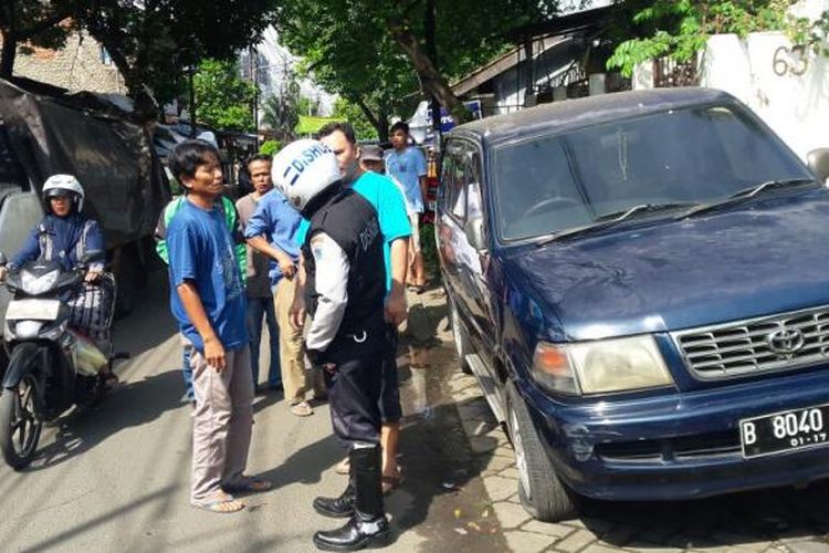 Petugas Suku Dinas Perhubungan dan Transportasi Jakarta Selatan merazia parkir liar di Jalan Pengadegan Utara, Pancoran, Jakarta Selatan, Kamis (8/12/2016).