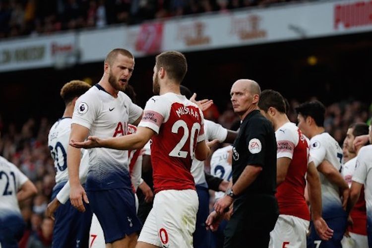 Eric Dier dan Shkodran Mustafi terlibat friksi saat duel Arsenal vs Tottenham Hotspur dalam partai lanjutan Liga Inggris bertajuk Derbi London Utara di Stadion Emirates, 2 Desember 2018. 