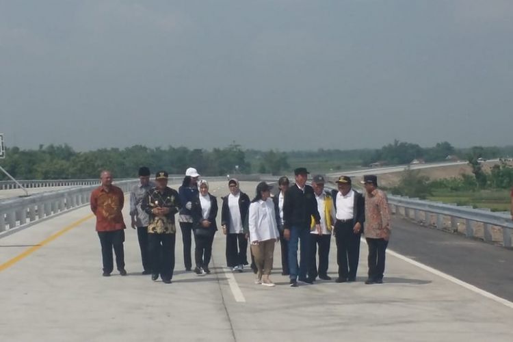 Peresmian empat ruas tol di Provinsi Jawa Timur oleh Presiden Joko Widodo di Km 671+500 Tol Bandar-Kertosono, Mojokerto, Kamis (20/12/2018).
