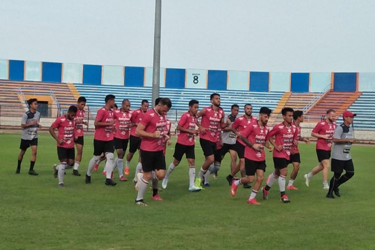 Skuad Bali United saat menjalani official training di Stadion Surajaya, Minggu (17/2/2019) sore.