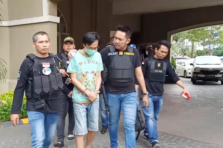Tersangka H saat ditangkap Polres Metro Jakarta Barat. 