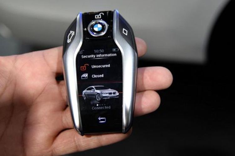 BMW Display Key, salah satunya bisa melihat satus keamanan mobil.