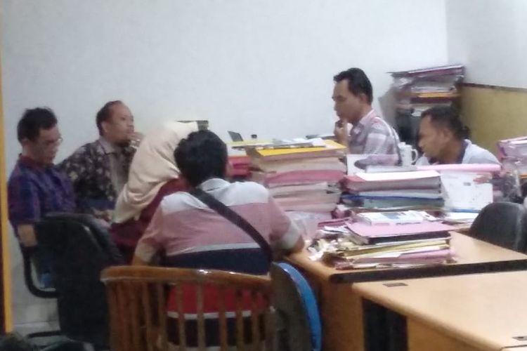 Para komisioner KPU Sumsel diperiksa sebagai saksi oleh penyidik di Polresta Palembang, terkait penetapan status tersangka lima orang komisioner KPU Palembang, Sabtu (15/6/2019).
