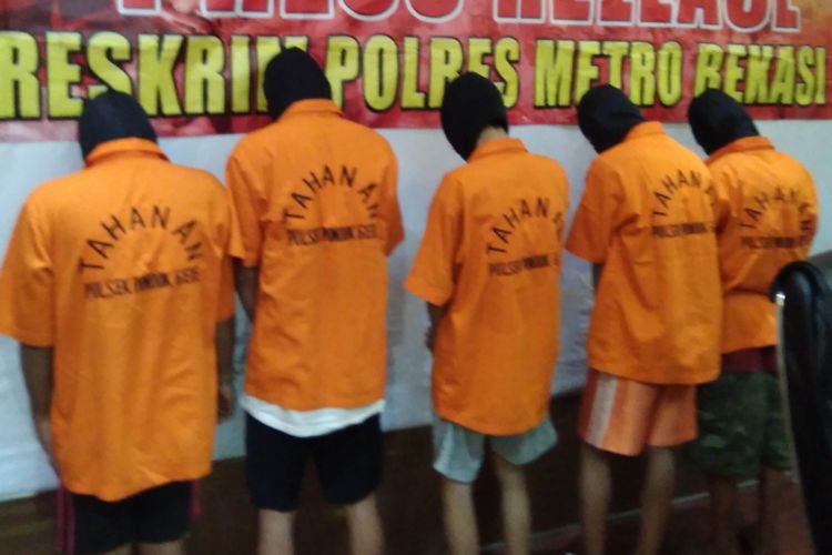 Lima tersangka pelaku pengeroyokan polisi di Bekasi, Jawa Barat, diperlihatkan kepada wartawan di Mapolres Metro Bekasi Kota, Selasa (5/12/2017). 