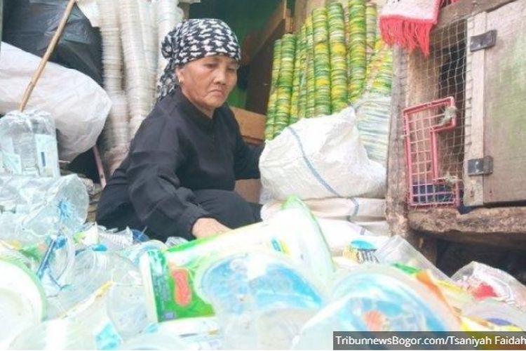 Maryani, pemulung asal Kota Bogor, saat mengumpulkan botol-botol bekas. 