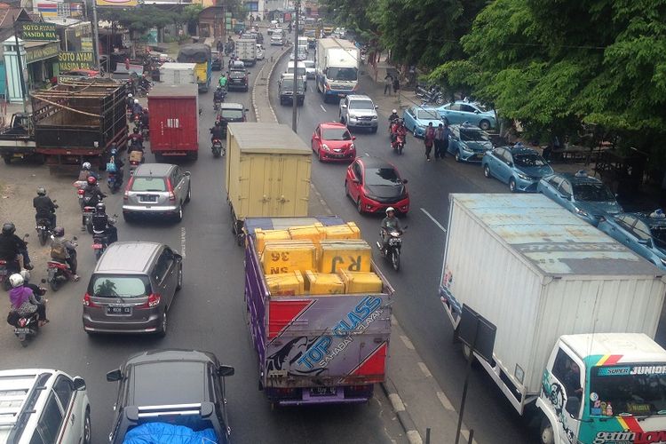 Kondisi lalu lintas H-4 di jalur Pantura Semarang padat namun lancar
