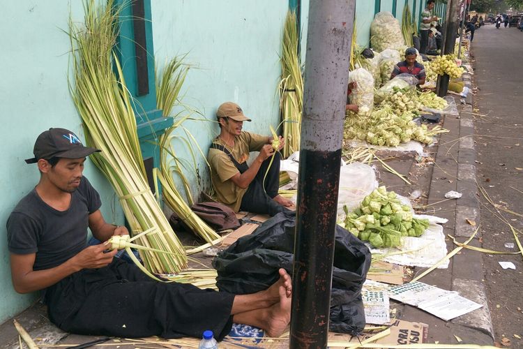 Pedagang Musiman Kulit Ketupat di Rawasari, Cempaka Putih, Jakarta Pusat, Jumat (9/8/2019).