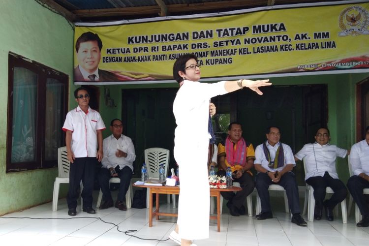 Staf khusus Ketua DPR, Nurul Arifin, saat bersama Ketua DPR Setya Novanto berada di rumah anak yatim piatu, Panti Asuhan Katolik Yayasan Sonaf Maneka, Kota Kupang, Nusa Tenggara Timur, Senin (13/11/2017).