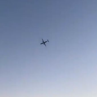 Seorang kru maskapai mencuri pesawat dengan kapasitas 76 orang dari Bandara Seattle-Tacoma, Amerika Serikat, pada Jumat (10/8/2018) malam. Pesawat dilaporkan jatuh sejauh 50 km dari bandara. (Twitter)