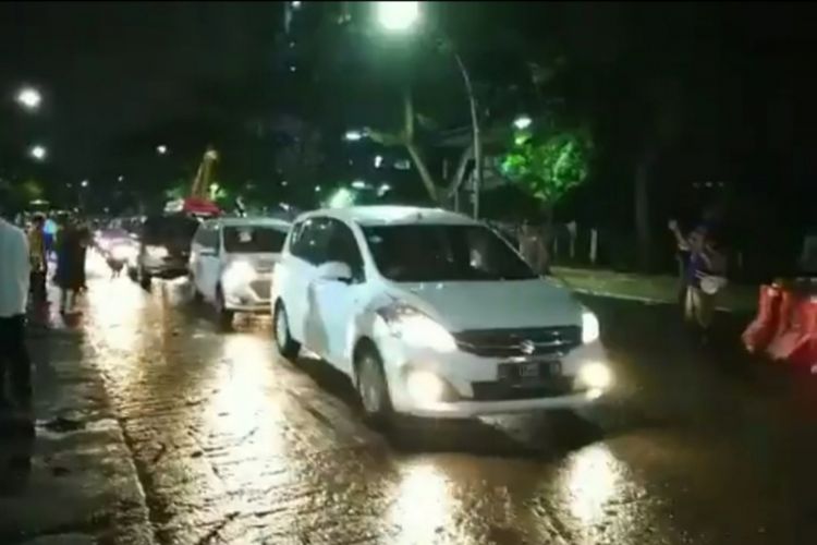 Sejumlah kendaraan melintasi Jalan Raya Gubeng, Surabaya, setelah akses jalan itu resmi dibuka kembali pada Kamis (27/12/2018) pukul 18.00 WIB.