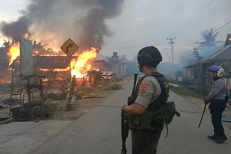 Sekitar 87 rumah warga Desa Gunung Jaya, Kecamatan Siotapina, Kabupaten Buton, Sulawesi Tenggara, dibakar sekelompok pemuda dari desa tetangganya, Desa Sampuabalo, Rabu (5/6/2019) sore.