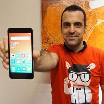 Hugo Barra, VP Global Xiaomi, menunjukkan Redmi 2 yang baru saja dirilis, Rabu (1/4/2015)