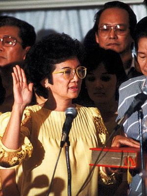 Corazon Aquino mengambil sumpah sebagai presiden di  San Juan pada 25 Februari 1986. (Public Domain)