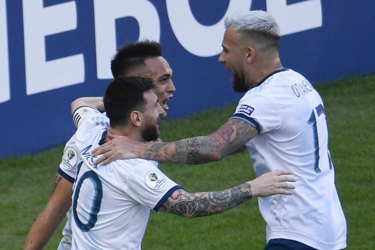 Lionel Messi dan Nicolas Otamendi merayakan gol Lautaro Martinez pada pertandingan Venezuela vs Argentina dalam babak perempat final Copa America 2019 di Stadion Maracana, 28 Juni 2019. 