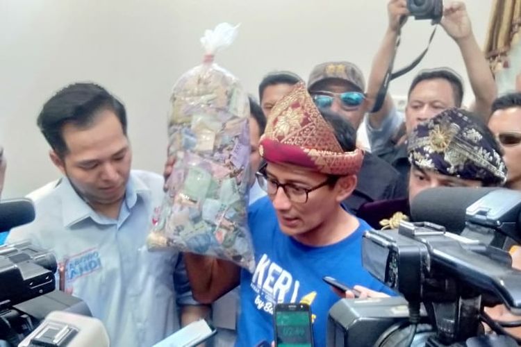 Calon Wakil Presiden nomor urut 02 Sandiaga Salahudin Uno menunjukkan satu kantong plastik berisi uang yang merupakan hasil sumbangan dari para pendukung di Palebang, Sumatera Selatan, Jumat (12/4/2019).