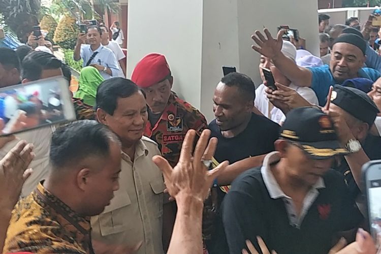 Calon presiden nomor urut 02 Prabowo Subianto menghadiri acara konsolidasi sekaligus syukuran klaim kemenangan yang digelar oleh para relawan Prabowo-Sandiaga di Padepokan Pencak Silat, Taman Mini Indonesia Indah (TMII), Jakarta Timur, Rabu (24/4/2019).(KOMPAS.com/KRISTIAN ERDIANTO)