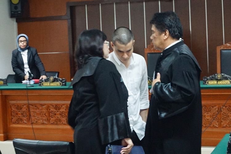 Artis peran Steve Emmanuel sempat berdiskusi dengan tim kuasa hukumnya usai menjalani persidangan penyalahgunaan narkoba di Pengadilan Negeri Jakarta Barat, Kamis (4/4/2019).