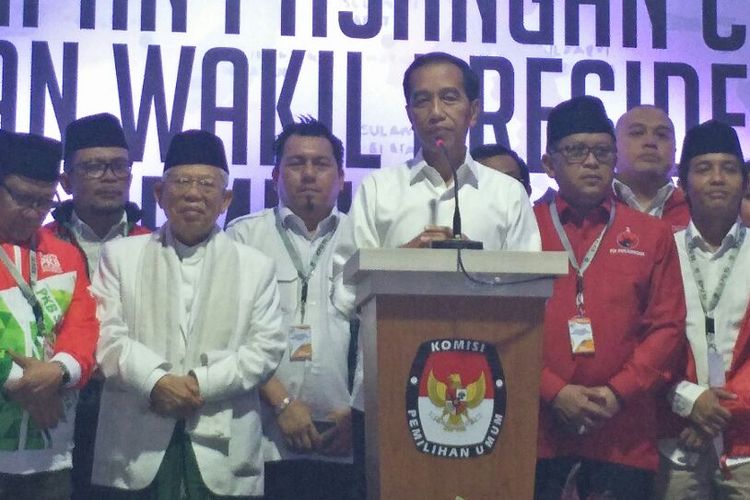 Presiden terpilih Joko Widodo bersama wapres terpilih Maruf Amin dan jajaran TKN dalam konferensi pers usai penetapan presiden dan wapres di Kantor KPU, Minggu (30/6/2019). 