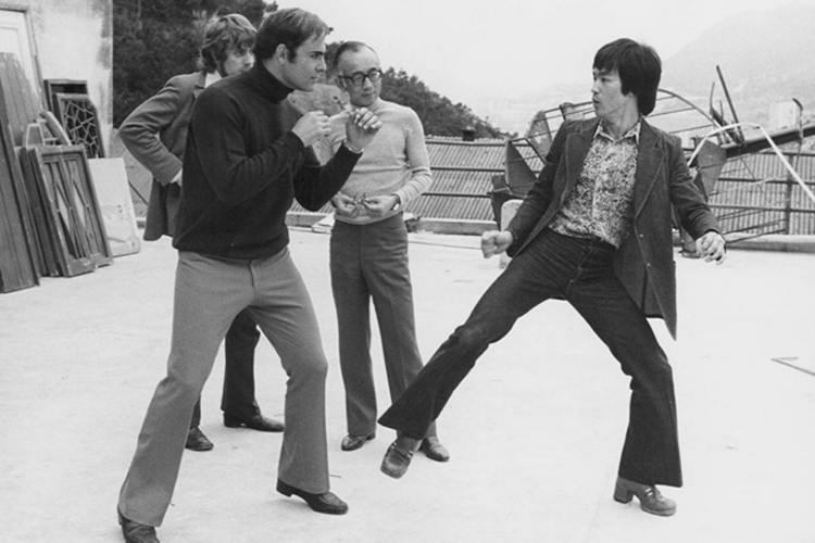 Bruce Lee, Raymond Chow, dan John Saxon di lokasi shooting film Enter the Dragon (1973)
