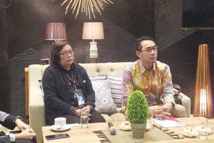 Ketua Umum Indonesia Furniture Promotion Forum Erie Sasmito (kanan) dan Ketua Umum Himpunan Desainer Interior Indonesia Lea Aviliani Aziz (kiri) saat memberi keterengan pada pameran Hospitality 2018 di Hall B JIExpo, Kemayoran, Jakarta, Rabu (24/10/2018).