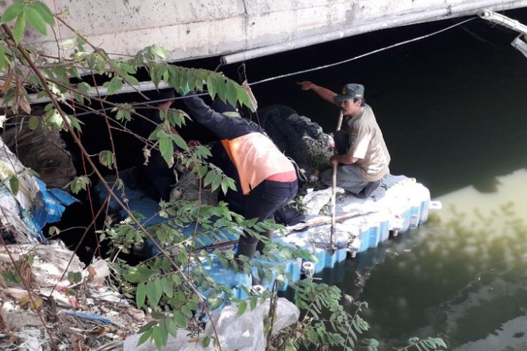 Petugas menyusuri Kali Anak Ciliwung di Jalan Gunung Sahari guna memburu buaya yang berada di sana, Selasa (9/10/2018).