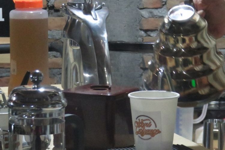 Barista Meracik Kopi