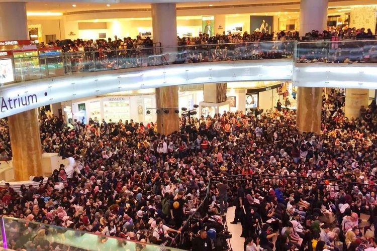 Fan meetup GFRIEND di Lotte Shopping Avenue, Jakarta Selatan, Sabtu (6/4/2019).