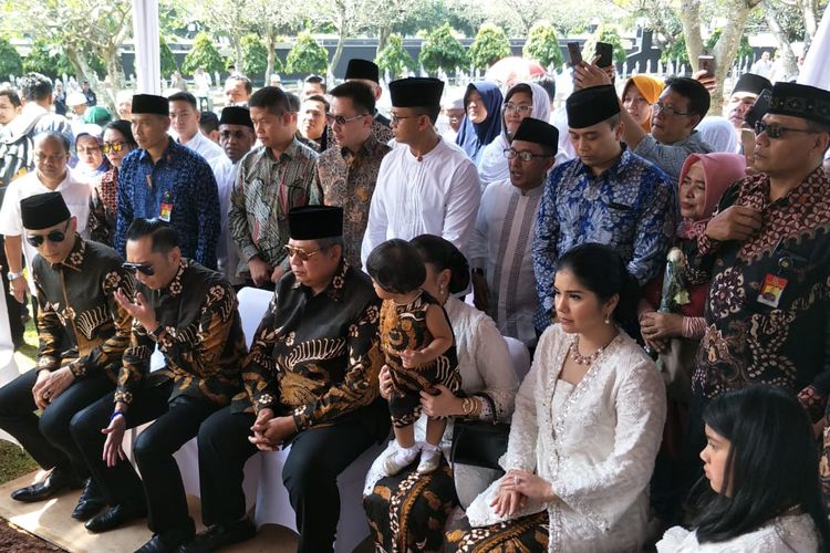 Presiden keenam RI Susilo Bambang Yudhoyono dan keluarga besarnya ziarah ke makam almarhum Ani Yudhoyono di Taman Makam Pahlawan Kalibata, Jakarta Selatan, Rabu (5/6/2019). 
