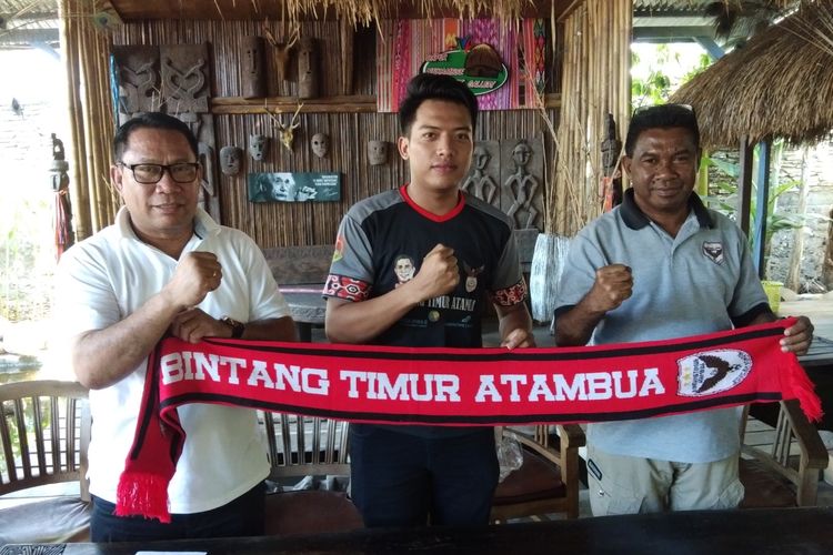 Iner Sontany Putra (Tengah) didampingi Pemilik Bintang Timur Atambua FC Fary Djemi Francis (Kiri) dan Direktur Bintang Timur Jhon Leki (Kanan), saat menggelar jumpa pers di Kupang, Jumat (7/6/2019).