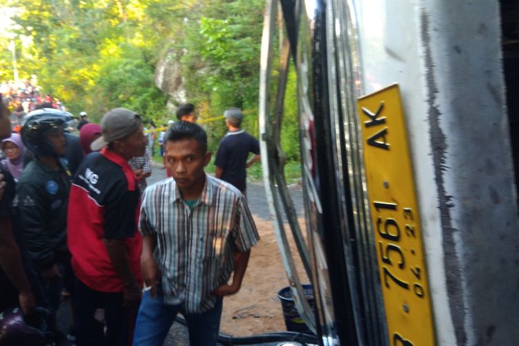 Kondisi bus pariwisata yang Terguling di tanjakan Bundelan, Ngawen, Gunungkidul, Yogyakarta, Rabu (1/5/2019).  