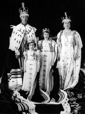 Raja George VI dan istrinya, Elizabeth, bersama putri mereka Putri Elizabeth (tengah) dan Putri Margaret berpose pada 12 Mei 1937 di London, Inggris. (AFP/PA POOL)