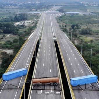 Pasukan militer Venezeula memblokir Jembatan Tienditas, di perbatasan antara Cucuta di  Kolombia dan Tachira di Venezuela, dengan kontainer pada Rabu (6/2/2019). (AFP/EDINSON ESTUPINAN)