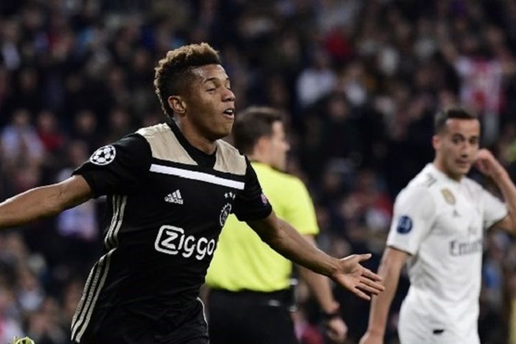 Penyerang asal Brasil, David Neres, merayakan golnya pada pertandingan Real Madrid vs Ajax Amsterdam di Stadion Santiago Bernabeu dalam babak 16 besar Liga Champions, 5 Maret 2019. 