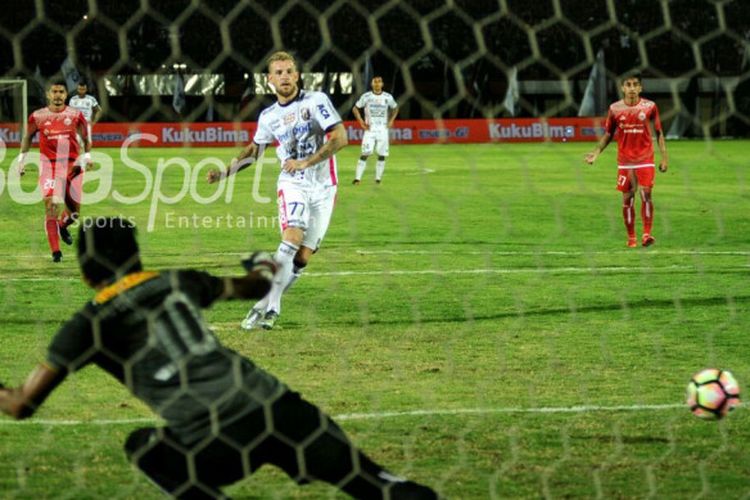 Kevin Brands mencetak gol kedua Bali United ke gawang Persija Jakarta pada laga terakhir fase Grup C Piala Presiden, di Stadion Kapten I Wayan Dipta, Senin (29/1/2018).